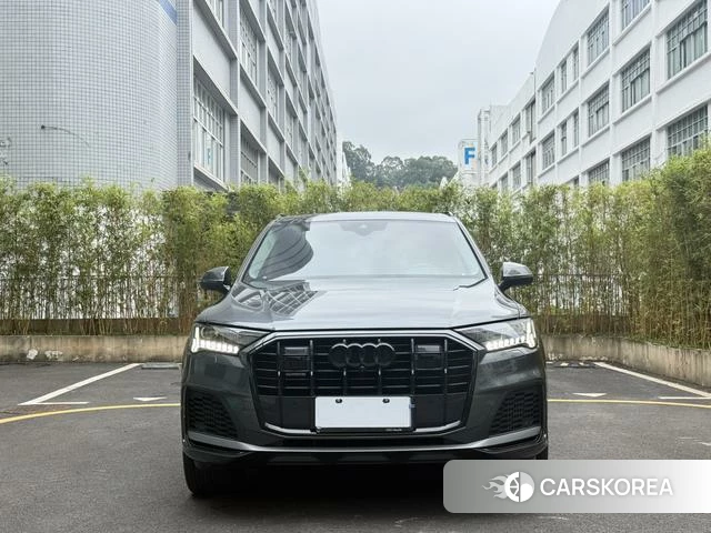Audi Q7 2021 Темно-серый из Китая, фото 2