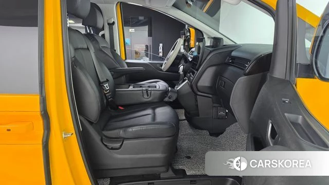 Hyundai Staria 2023 Желтый из Кореи, фото 2