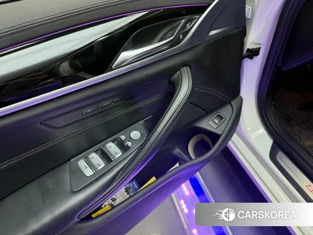 BMW 5 Series (G30) 2019 Белый из Кореи, фото 2