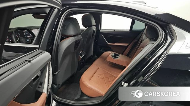 BMW 5 Series (G60) 2023 Черный из Кореи, фото 2