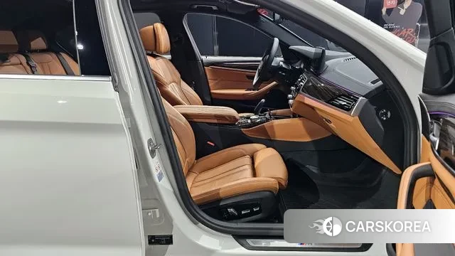 BMW 5 Series (G30) 2021 Белый из Кореи, фото 2