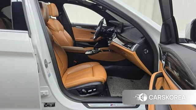 BMW 5 Series (G30) 2022 Белый из Кореи, фото 2