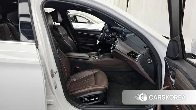 BMW 5 Series (G30) 2018 Белый из Кореи, фото 2