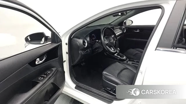 Kia The New K3 2nd generation 2022 Белый из Кореи, фото 2