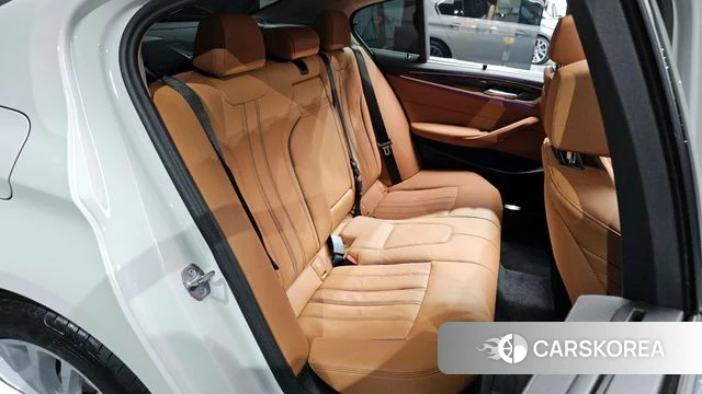 BMW 5 Series (G30) 2023 Белый из Кореи, фото 2