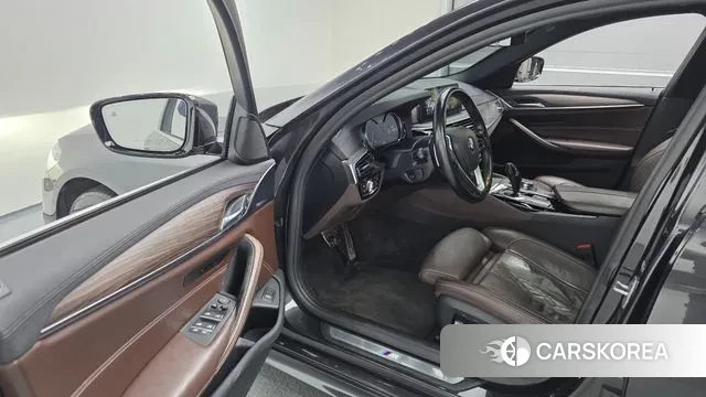 BMW 5 Series (G30) 2018 Серый из Кореи, фото 2