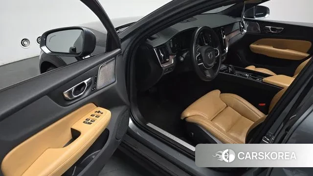 Volvo V60 Cross-Country 2nd Generation 2021 Серый из Кореи, фото 2