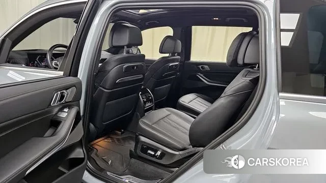 BMW X7 (G07) 2023 Серебристо-серый из Кореи, фото 2