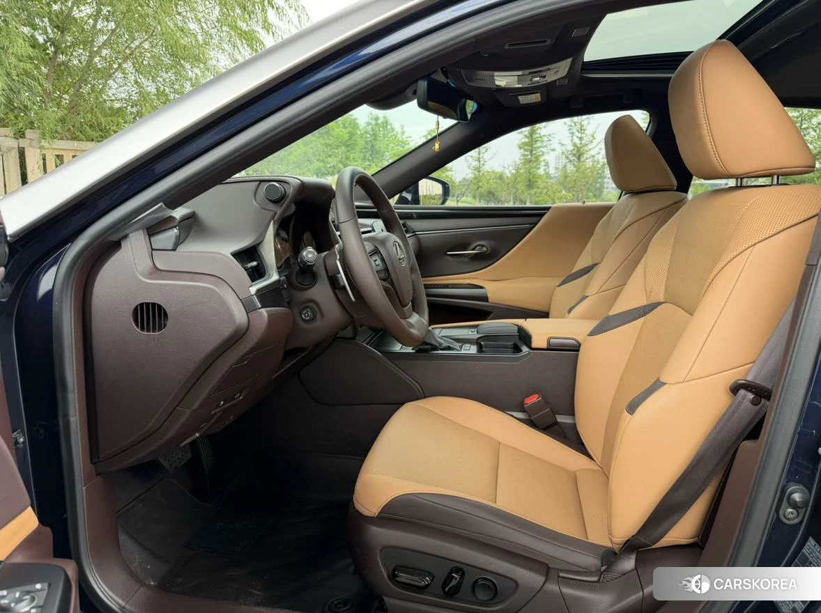 Lexus ES 2021 Серебристо-серый из Китая, фото 2