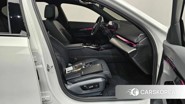 BMW 5 Series (G60) 2025 Белый из Кореи, фото 2