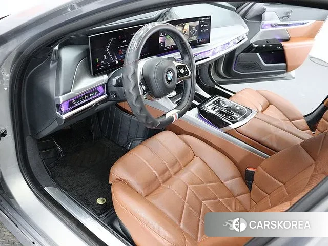 BMW 7 Series (G70) 2023 Песочный из Кореи, фото 2