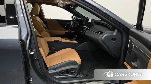 Lexus ES300h 7th generation 2024 Серый из Кореи, фото 2