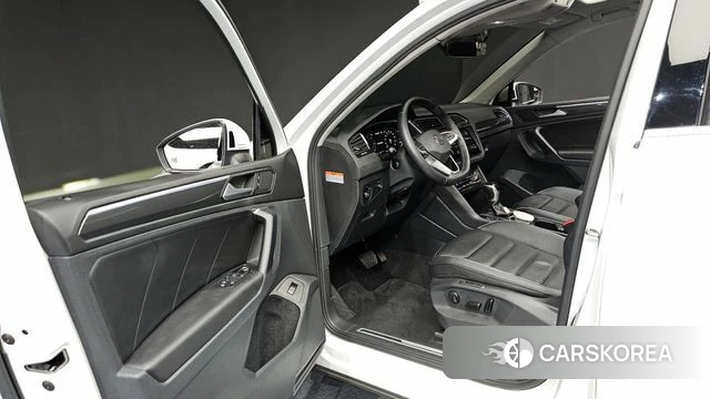 Volkswagen Tiguan second Generation 2023 Белый из Кореи, фото 2