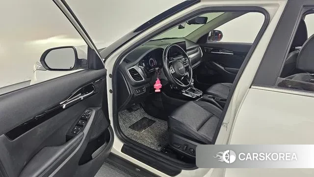 Kia Seltos 2022 Белый из Кореи, фото 2