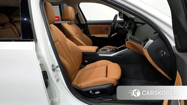 BMW 3 Series (G20) 2023 Белый из Кореи, фото 2