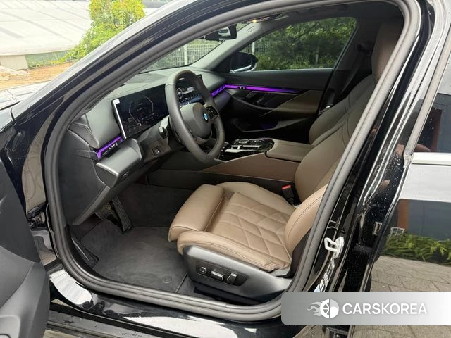 BMW 5 Series (G60) 2025 Черный из Кореи, фото 2