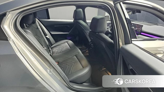 BMW 5 Series (G60) 2025 Серый из Кореи, фото 2