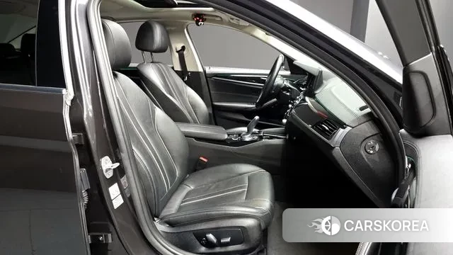 BMW 5 Series (G30) 2018 Серый из Кореи, фото 2