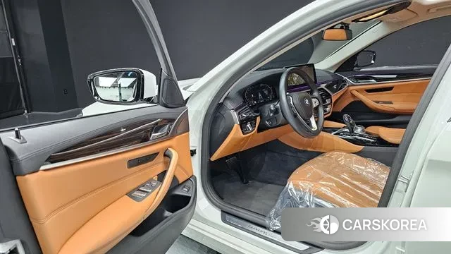 BMW 5 Series (G30) 2021 Белый из Кореи, фото 2