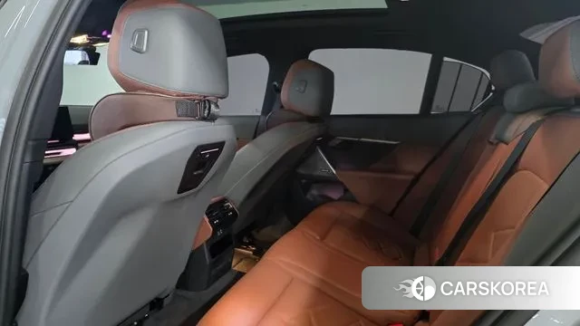 BMW 5 Series (G60) 2025 Серый из Кореи, фото 2