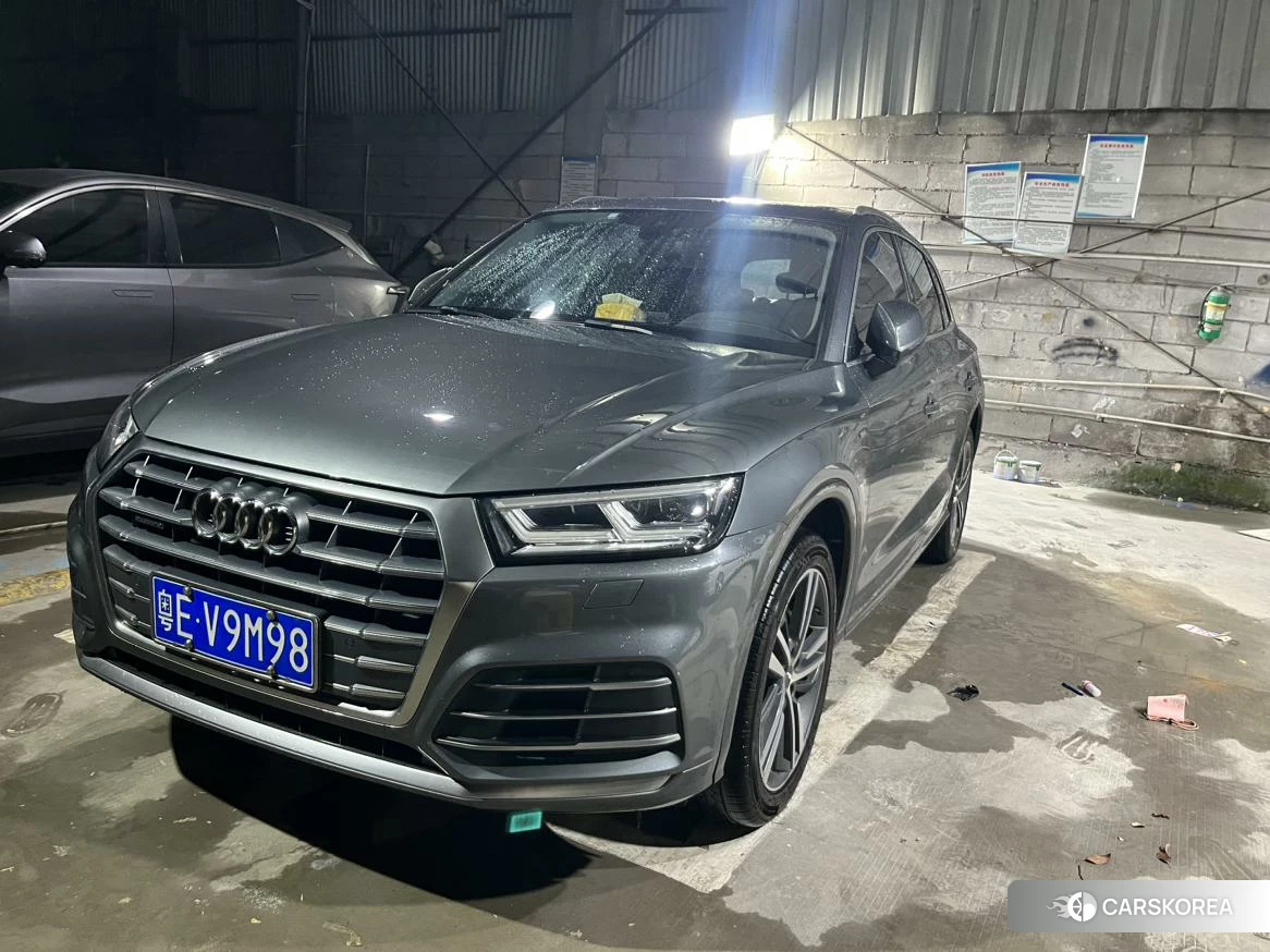 Audi Q5L 2020 Темно-серый из Китая, фото 2