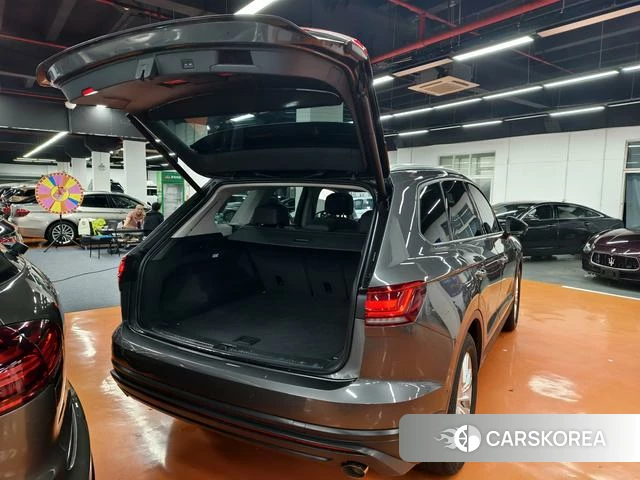 Volkswagen Touareg 2023 Темно-серый из Китая, фото 2
