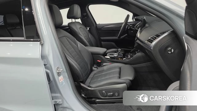 BMW X4 (G02) 2024 Светло-серебряный цвет из Кореи, фото 2