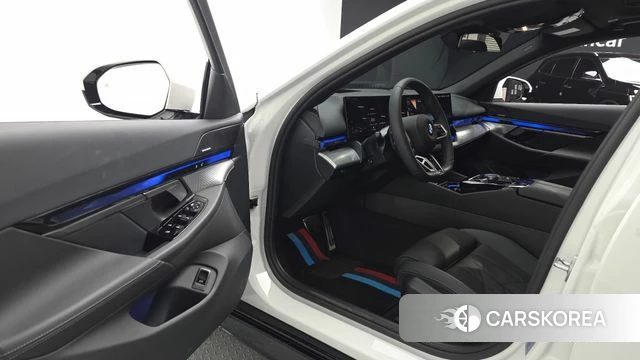 BMW 5 Series (G60) 2025 Белый из Кореи, фото 2