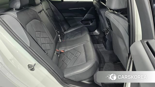 BMW 5 Series (G60) 2023 Белый из Кореи, фото 2