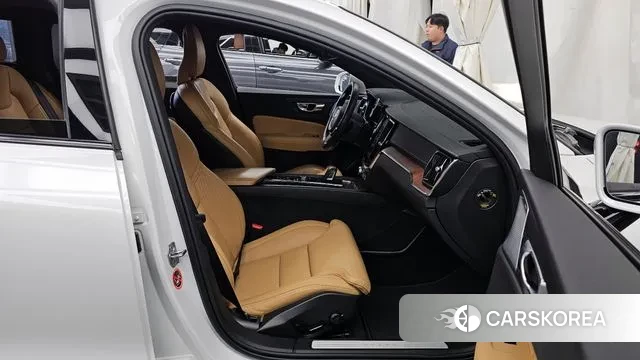 Volvo V60 Cross-Country 2nd Generation 2021 Белый из Кореи, фото 2