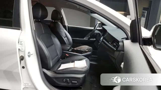 Kia Niro Plus 2022 Белый из Кореи, фото 2