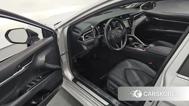 Toyota Camry (XV70) 2018 Серебристо-серый из Кореи, фото 2