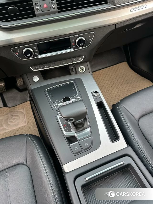 Audi Q5L 2021 Черный из Китая, фото 2