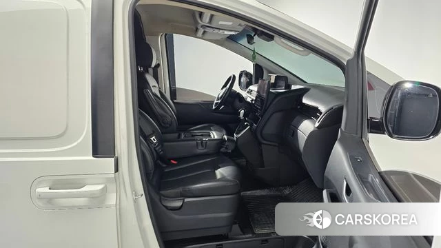 Hyundai Staria 2023 Белый из Кореи, фото 2