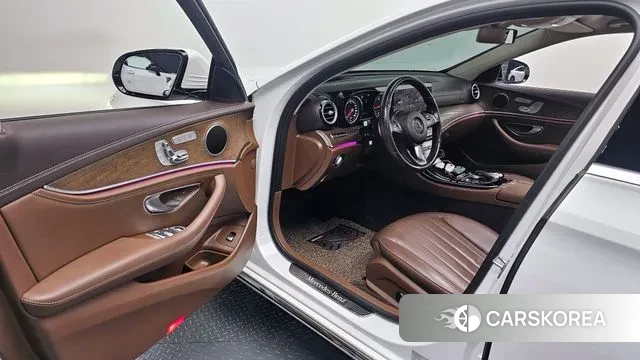 Mercedes-Benz E-Class W213 2018 Белый из Кореи, фото 2