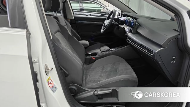 Volkswagen Golf 8th Generation 2022 Белый из Кореи, фото 2