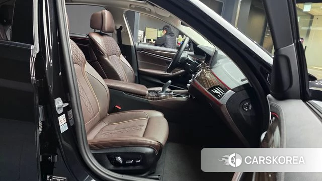 BMW 5 Series (G30) 2023 Черный из Кореи, фото 2