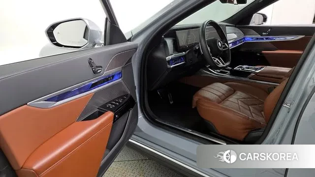 BMW 7 Series (G70) 2023 Светло-серебряный цвет из Кореи, фото 2