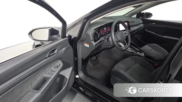 Volkswagen Golf 8th Generation 2024 Черный из Кореи, фото 2