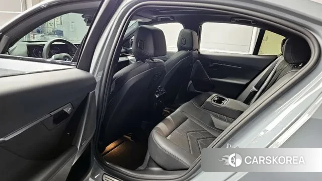 BMW 5 Series (G60) 2025 Серебряный из Кореи, фото 2