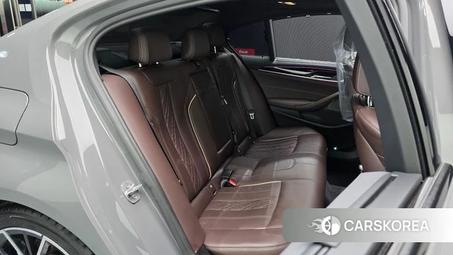 BMW 5 Series (G30) 2022 Серебристо-серый из Кореи, фото 2