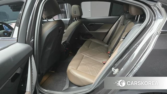 BMW 5 Series (G60) 2025 Серый из Кореи, фото 2