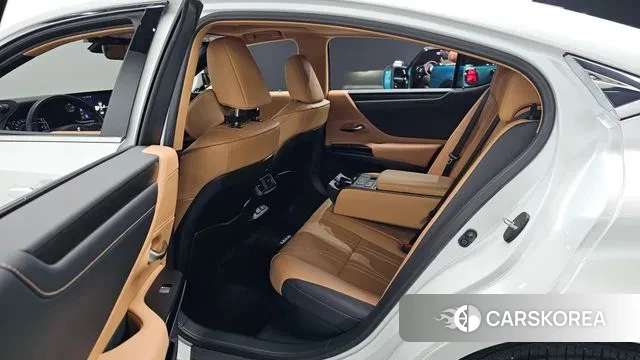 Lexus ES300h 7th generation 2023 Белый из Кореи, фото 2