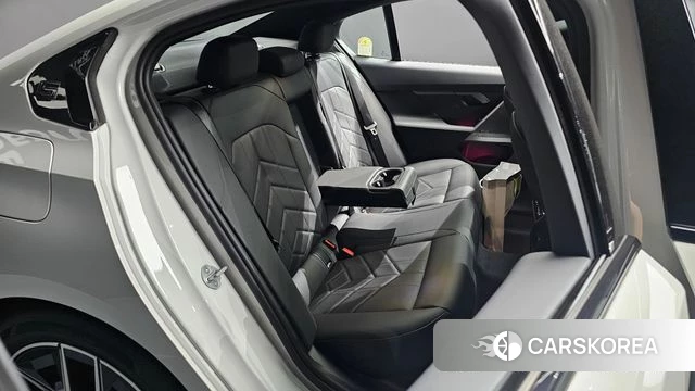 BMW 5 Series (G60) 2025 Белый из Кореи, фото 2