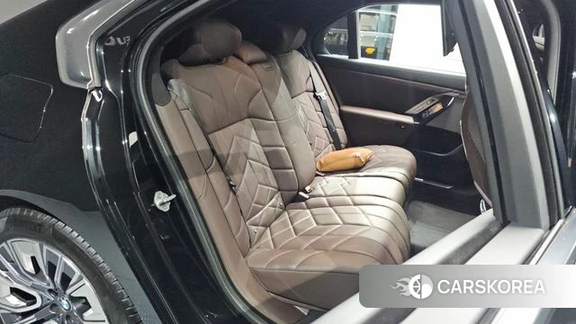 BMW 7 Series (G70) 2023 Черный из Кореи, фото 2