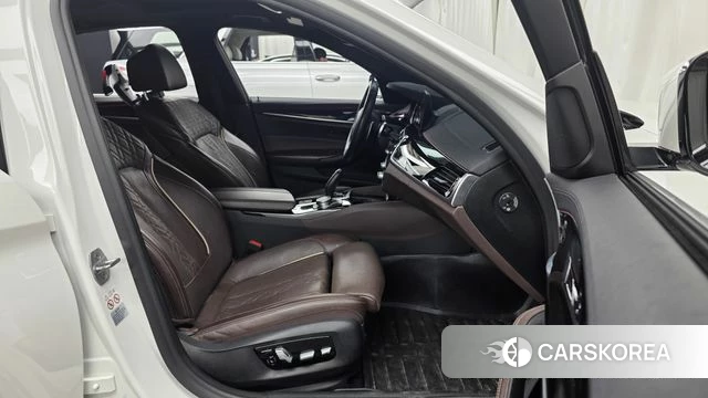 BMW 5 Series (G30) 2018 Белый из Кореи, фото 2