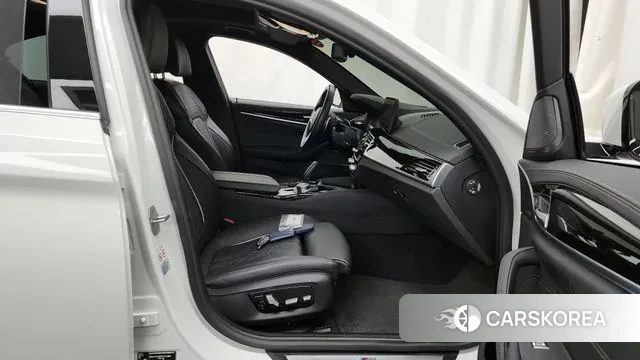 BMW 5 Series (G30) 2022 Белый из Кореи, фото 2