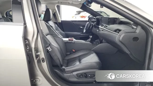 Lexus ES300h 7th generation 2021 Песочный из Кореи, фото 2