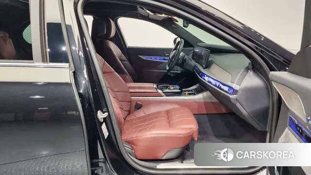 BMW 7 Series (G70) 2023 Черный из Кореи, фото 2