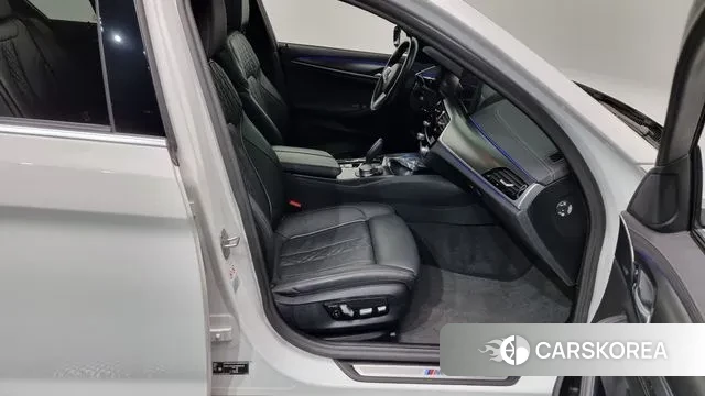 BMW 5 Series (G30) 2022 Белый из Кореи, фото 2